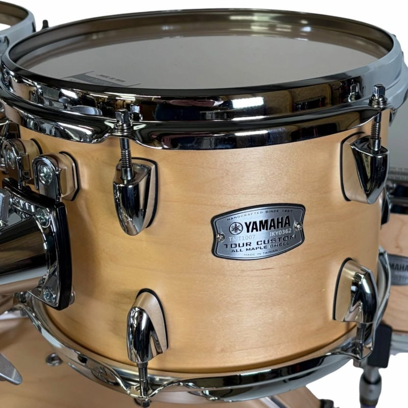 Yamaha wooden snare drum with chrome hardware, perfect for professional drummers and studio use.