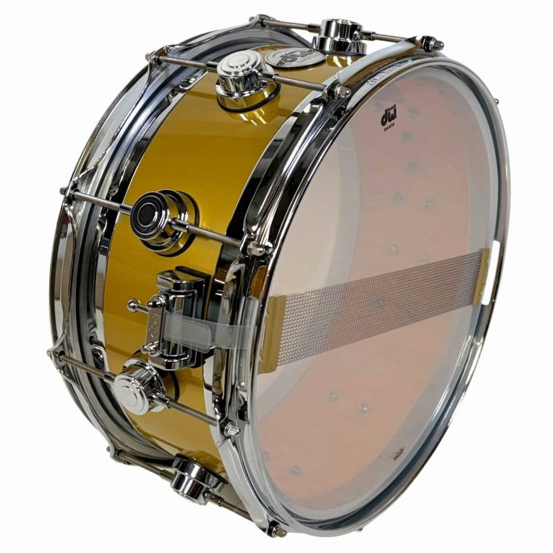 Snare drum with gold top lacquer finish, part of DW Collectors EDGE series, ideal for professional d.