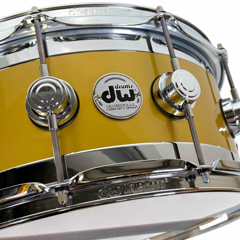 High-quality DW Collector's Edge 14x6.5in snare with gold lacquer finish, perfect for professional d.