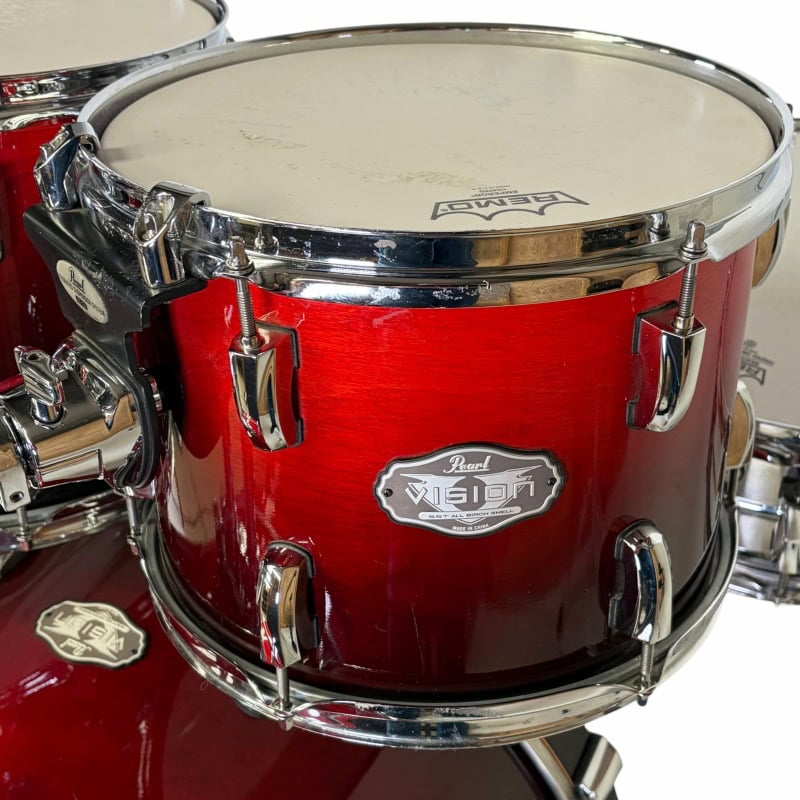 Red Pearl drum with chrome hardware, perfect for professional drummers.