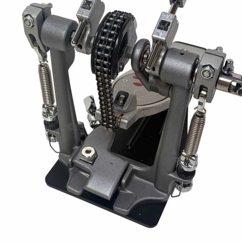 High-quality drum pedal with chain drive and double springs for precise control.