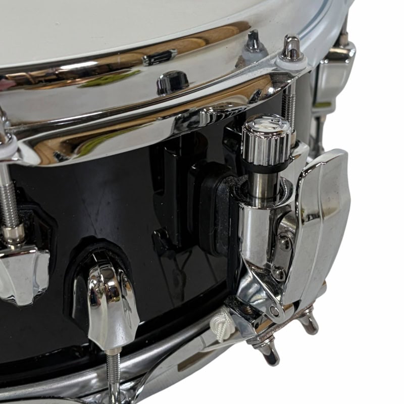 High-quality drum hardware and chrome finish for professional drumming.