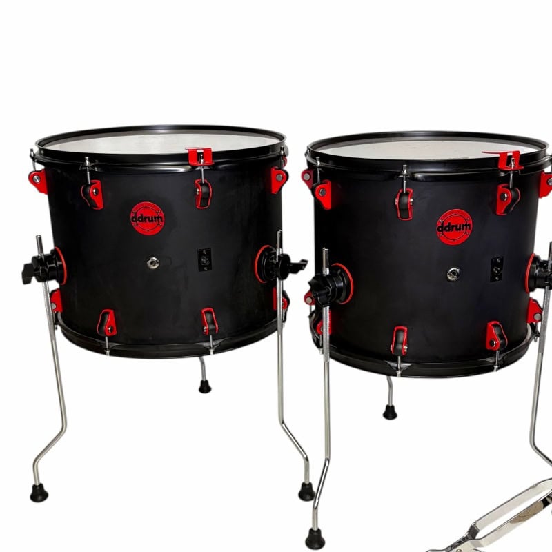 High-quality black drum toms with red hardware, perfect for professional drummers and drum kits.