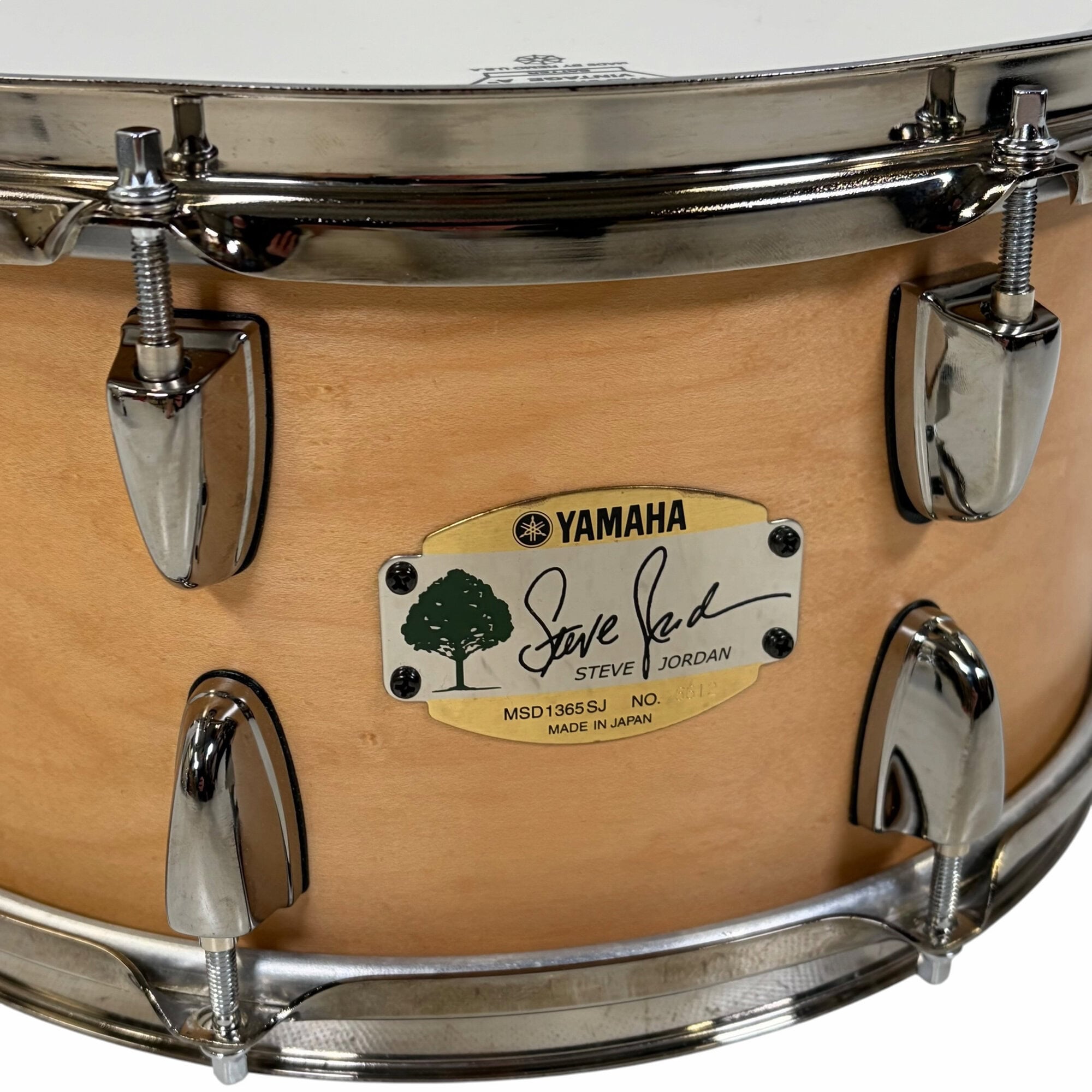 Yamaha Steve Jordan signature snare drum with badge.